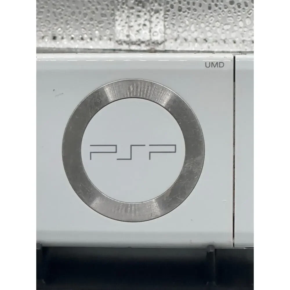 White psp 2000 w/charger & new battery - Picture 2 of 8